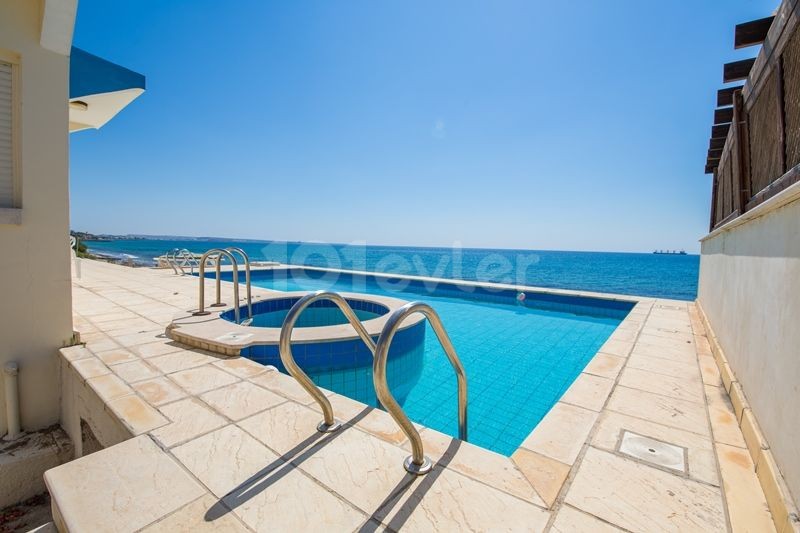 VOR 74 TÜRKISCHE EIGENTUMSURKUNDE, AM STRAND MIT PRIVATEM POOL, 3 SCHLAFZIMMER BUNGALOW IN BOGAZ