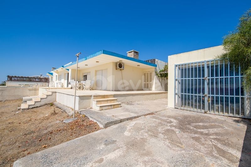 VOR 74 TÜRKISCHE EIGENTUMSURKUNDE, AM STRAND MIT PRIVATEM POOL, 3 SCHLAFZIMMER BUNGALOW IN BOGAZ