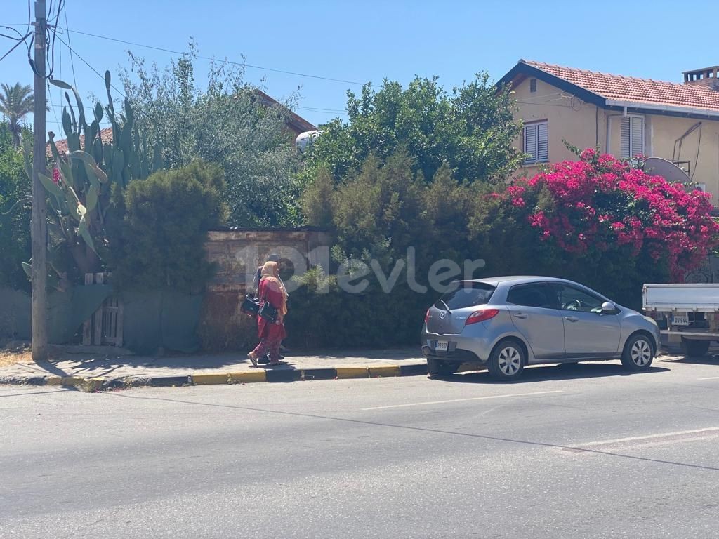 A DETACHED HOUSE WITH A COMMERCIAL PERMIT ON THE STREET ** 