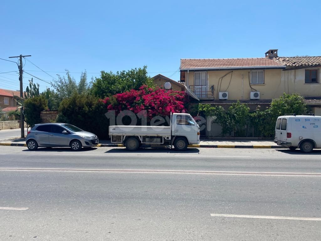 A DETACHED HOUSE WITH A COMMERCIAL PERMIT ON THE STREET ** 