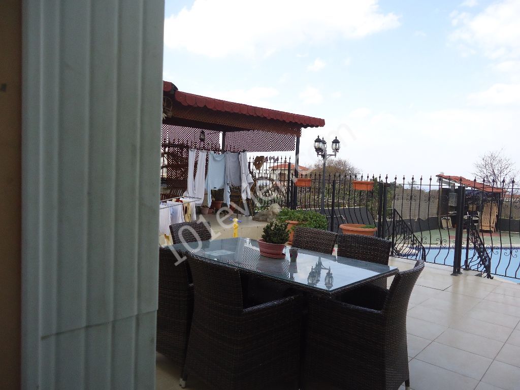 4 bedroom Semi detached villa