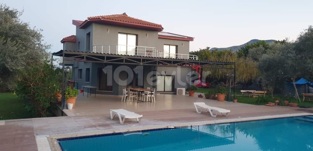 Satılık 4 yatak odalı Villa 