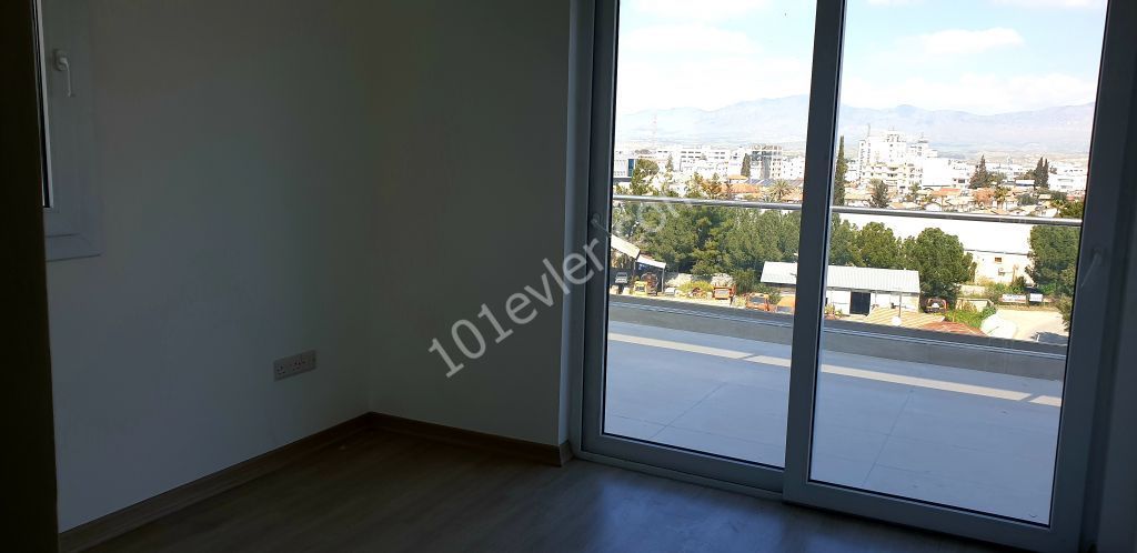 LEFKOŞA MERKEZE YÜRÜYÜŞ MESAFESİNDE LÜKS PENTHOUSE 