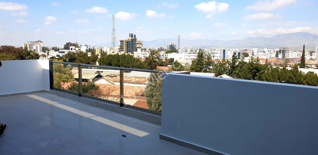 LEFKOŞA MERKEZE YÜRÜYÜŞ MESAFESİNDE LÜKS PENTHOUSE 