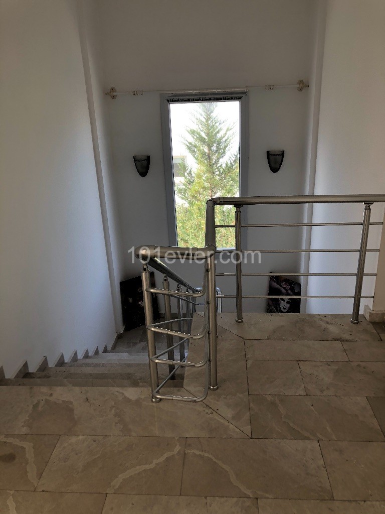 Alsancak Girne’de 4+1 özel havuzlu şömineli kiralık villa