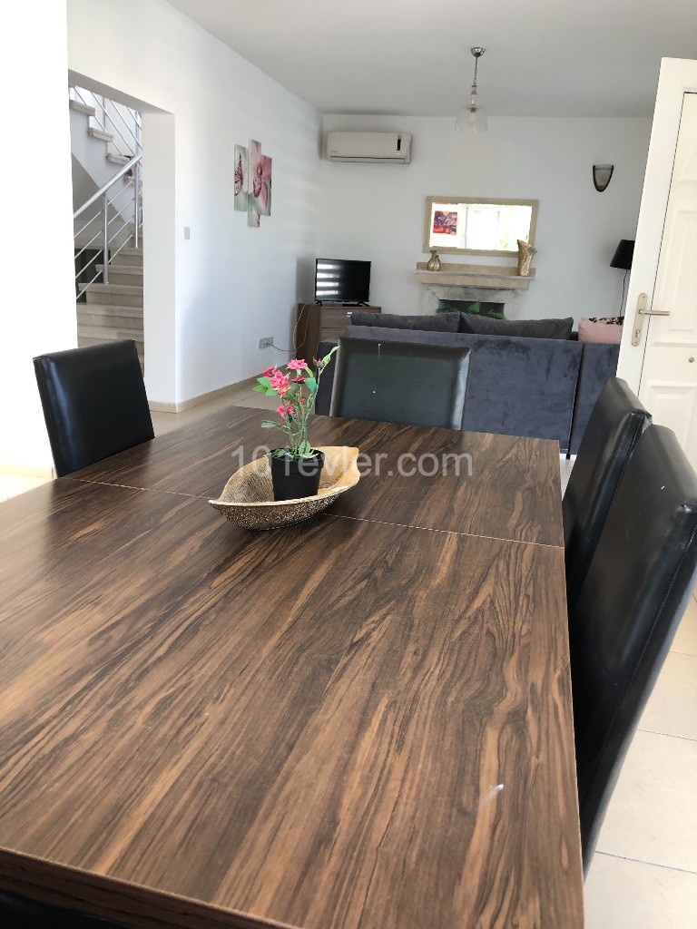 Alsancak Girne’de 4+1 özel havuzlu şömineli kiralık villa