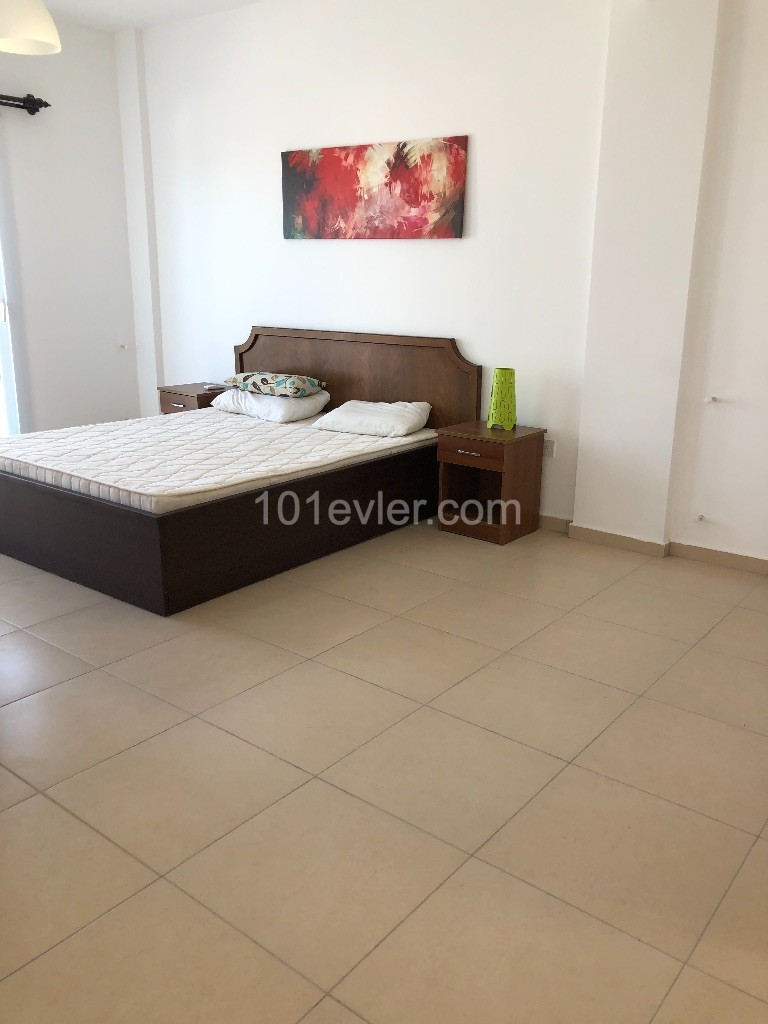 Alsancak Girne’de 4+1 özel havuzlu şömineli kiralık villa