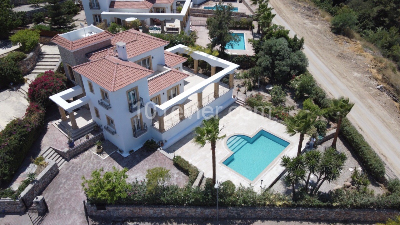 Girne de özel havuzlu3+1  deniz manzaralı  satılık villa