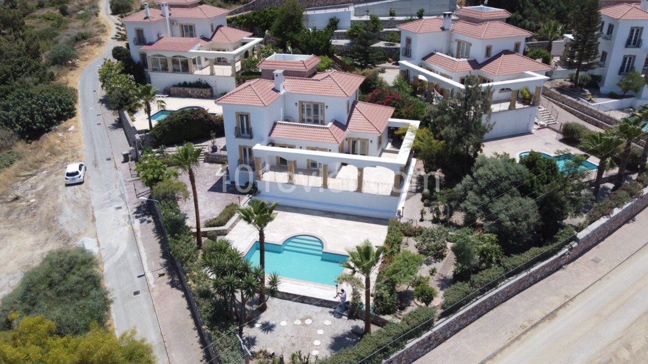 Girne de özel havuzlu3+1  deniz manzaralı  satılık villa