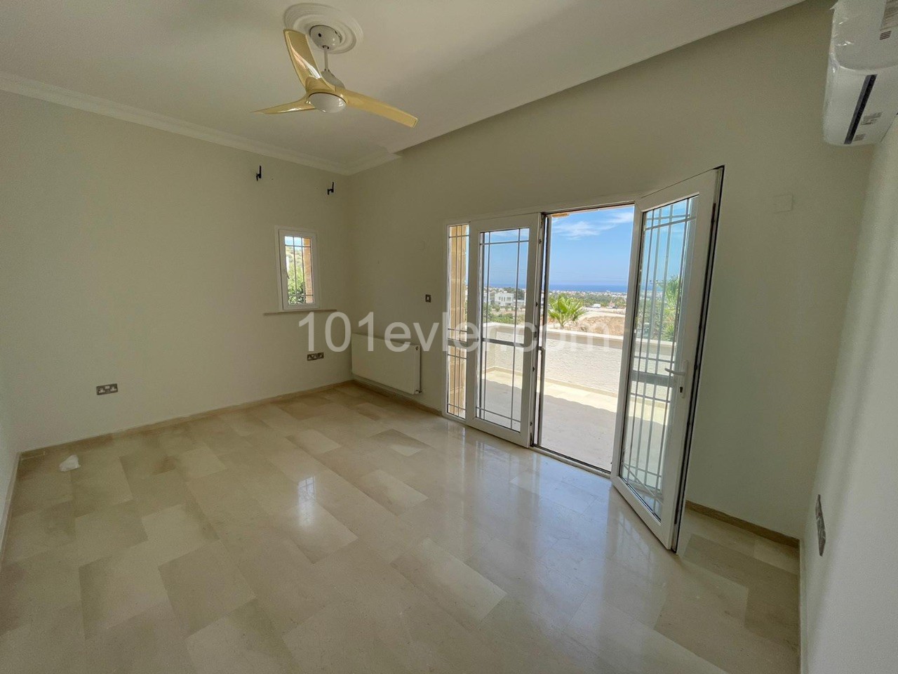 Girne de özel havuzlu3+1  deniz manzaralı  satılık villa