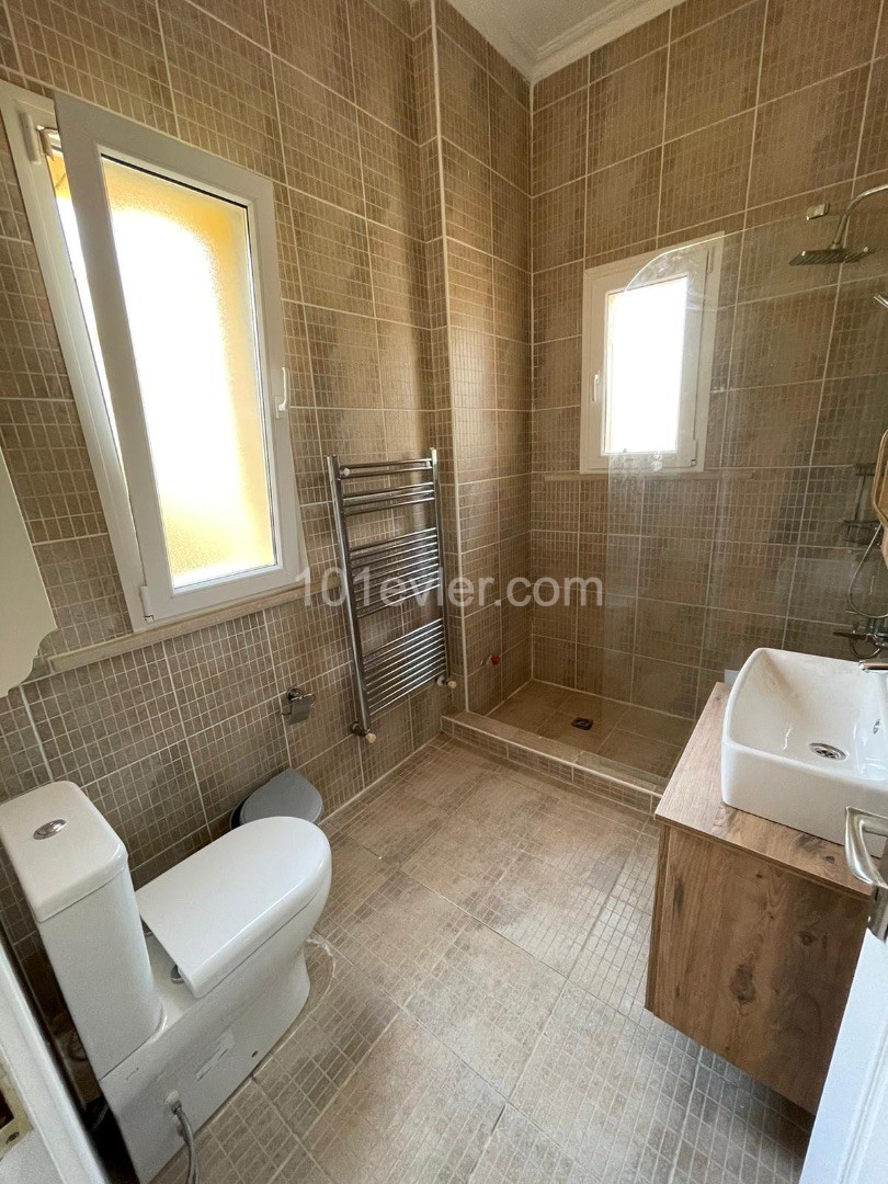 Girne de özel havuzlu3+1  deniz manzaralı  satılık villa