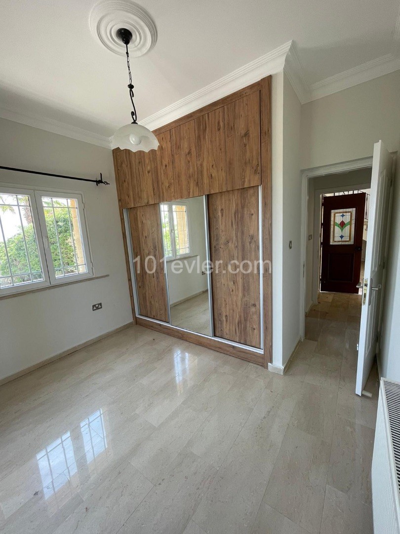 Girne de özel havuzlu3+1  deniz manzaralı  satılık villa