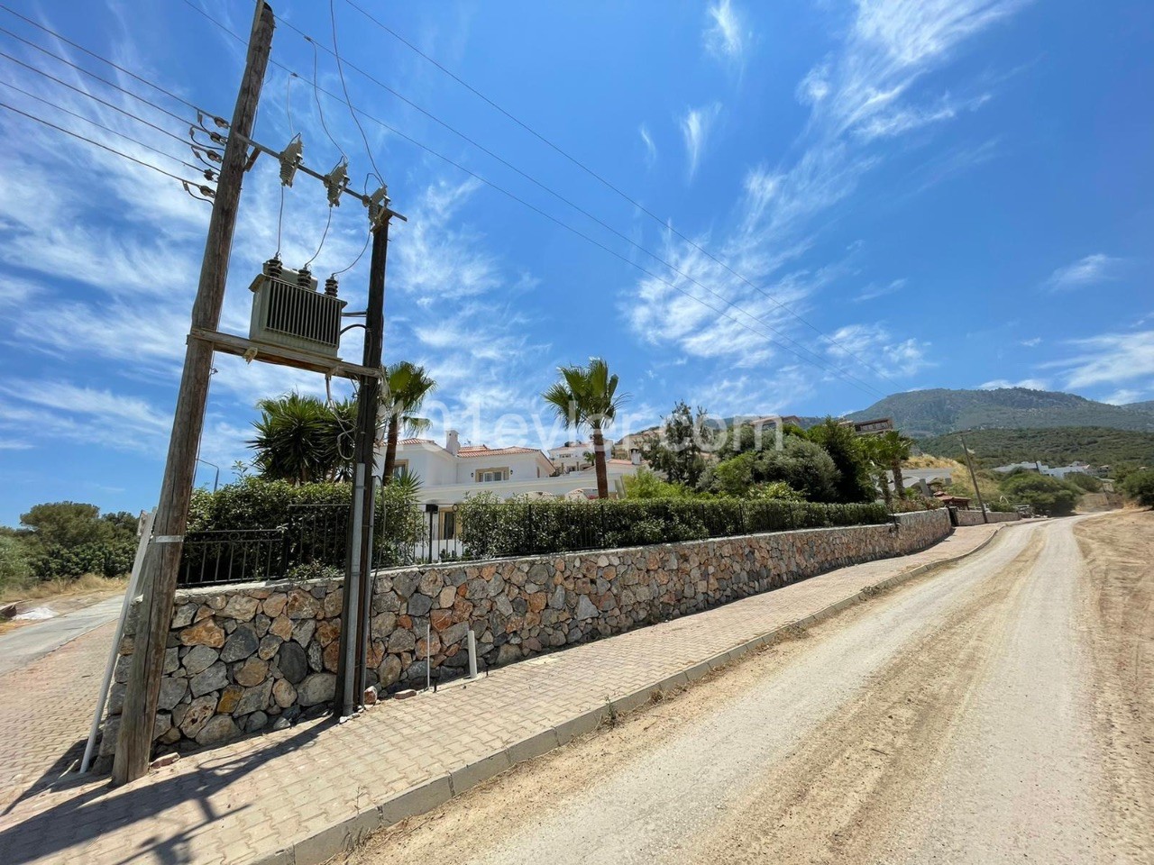 Girne de özel havuzlu3+1  deniz manzaralı  satılık villa