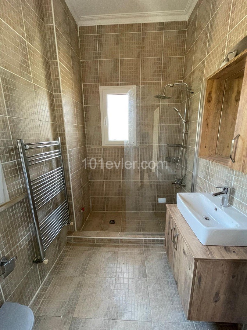 Girne de özel havuzlu3+1  deniz manzaralı  satılık villa