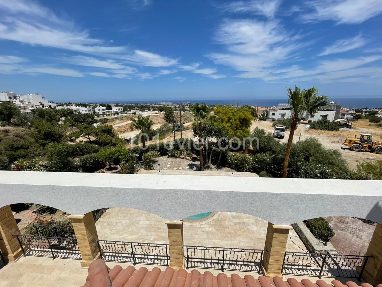 Girne de özel havuzlu3+1  deniz manzaralı  satılık villa