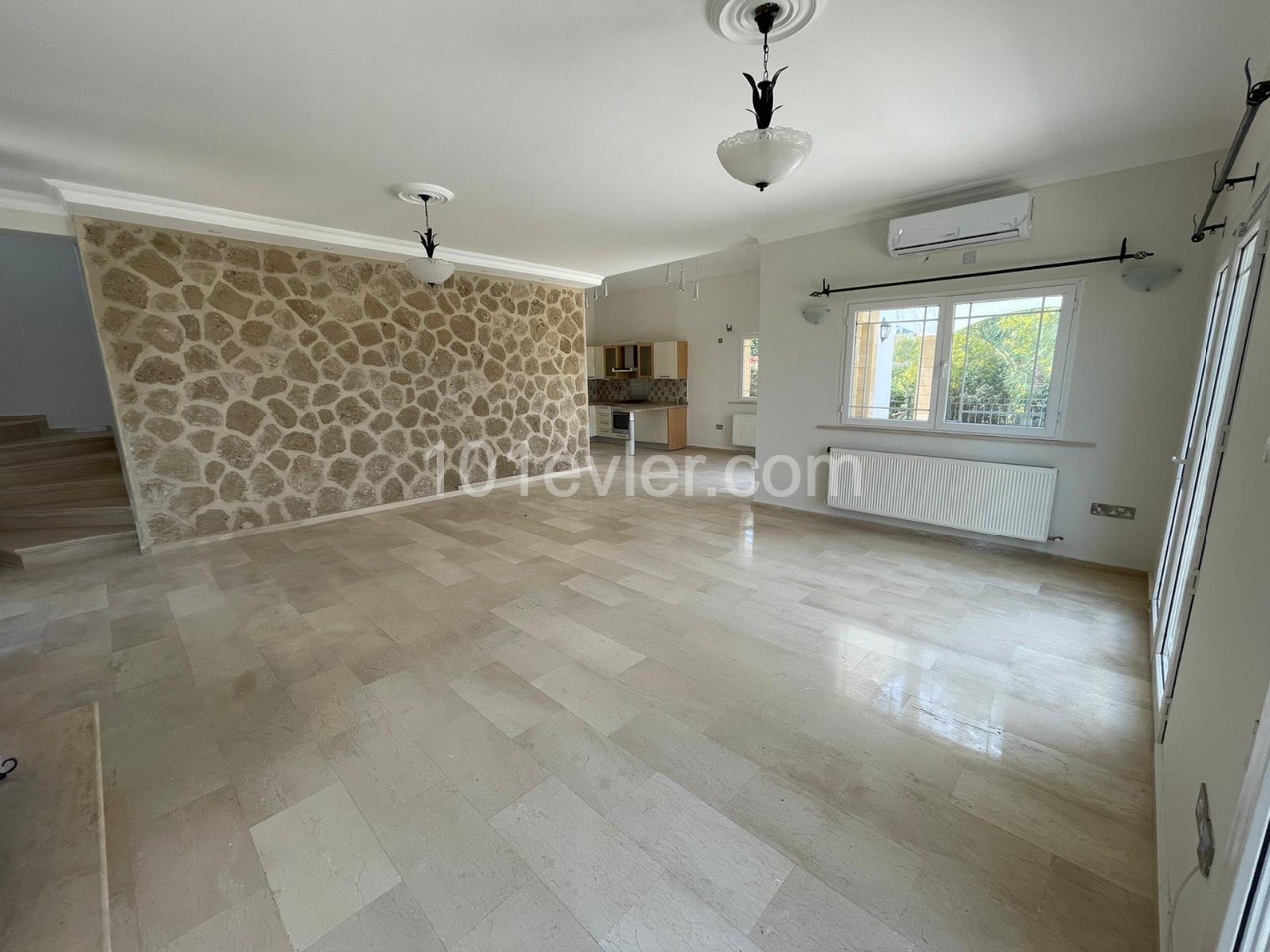 Girne de özel havuzlu3+1  deniz manzaralı  satılık villa