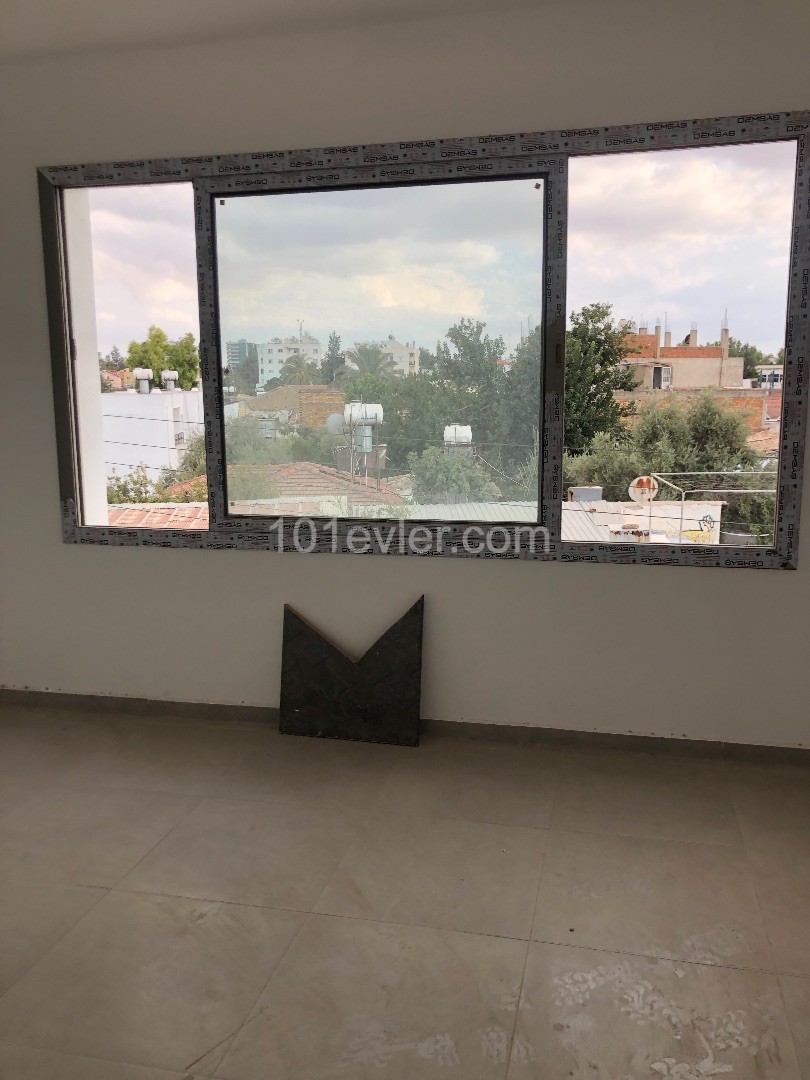 kızılbaş merkezinde yol üstü ticari dükkan ve 1+1 dairesi ile beraber kiralık 