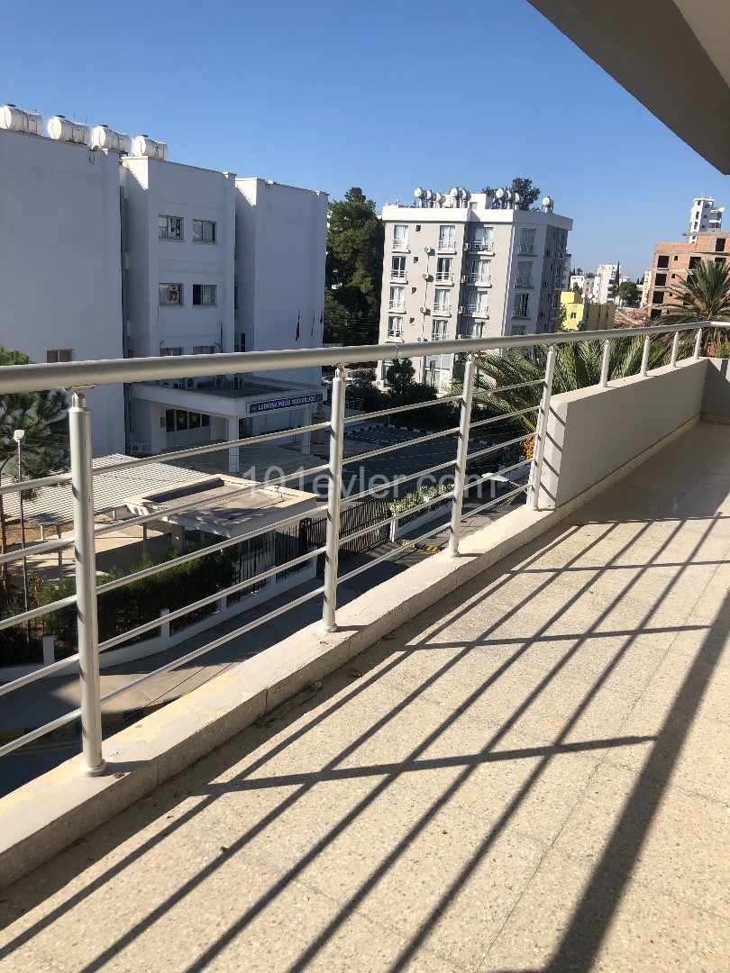 Yenişehir’de 3 + 1 kiralık eşyasız ticari izinle daire 