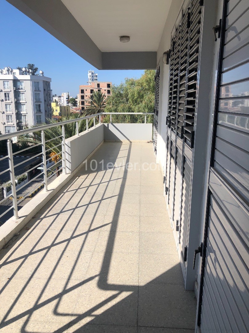 Yenişehir’de 3 + 1 kiralık eşyasız ticari izinle daire 