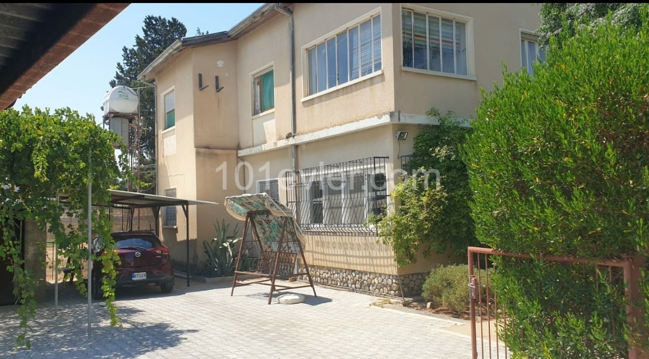 1470 M2 İMARLI ARSA İÇERİSİNDE EV İLE BİRLİKTE..