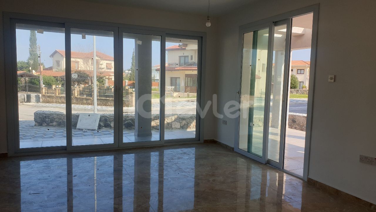 MERİT ROYAL OTEL  YAKININDA ZEMİN KAT BAHCELİ DAİRE 