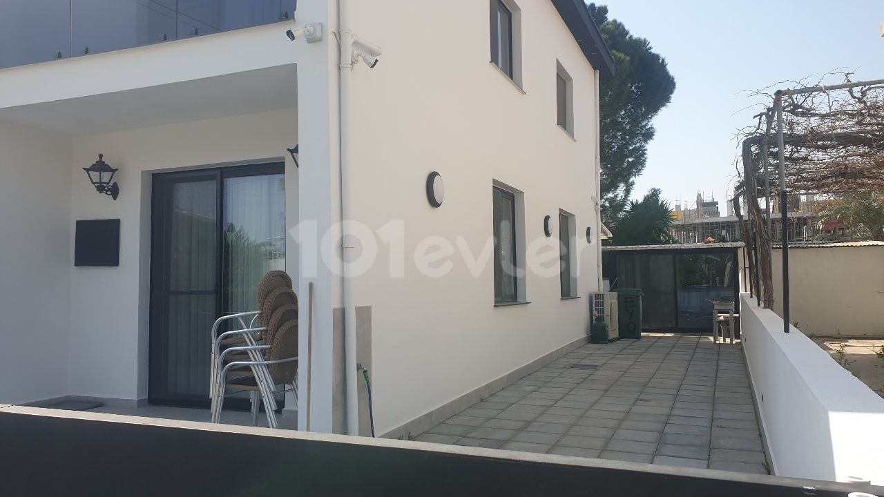 NEU RENOVIERTE VILLA IN ZENTRALER LAGE