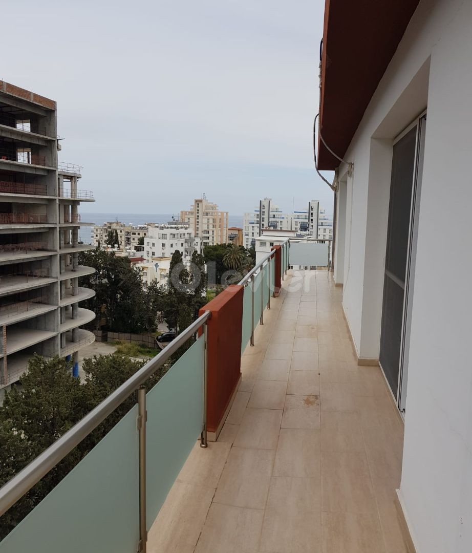 Girne Merkez'de Mükemmel Deniz Manzaralı Satılık Penthouse