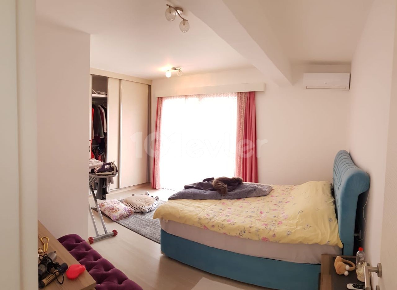 Penthouse zum Verkauf mit ausgezeichnetem Meerblick im Zentrum von Kyrenia ** 