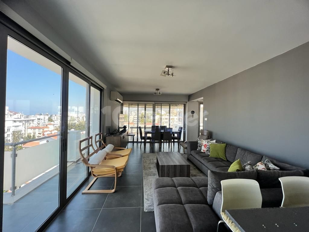 Girne merkezde satılık 3+1 penthouse