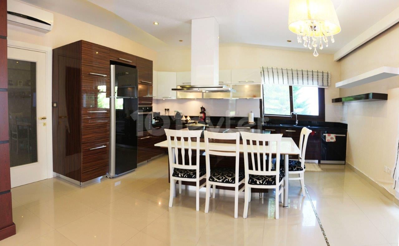 Girne merkezde satılık 4+1 villa