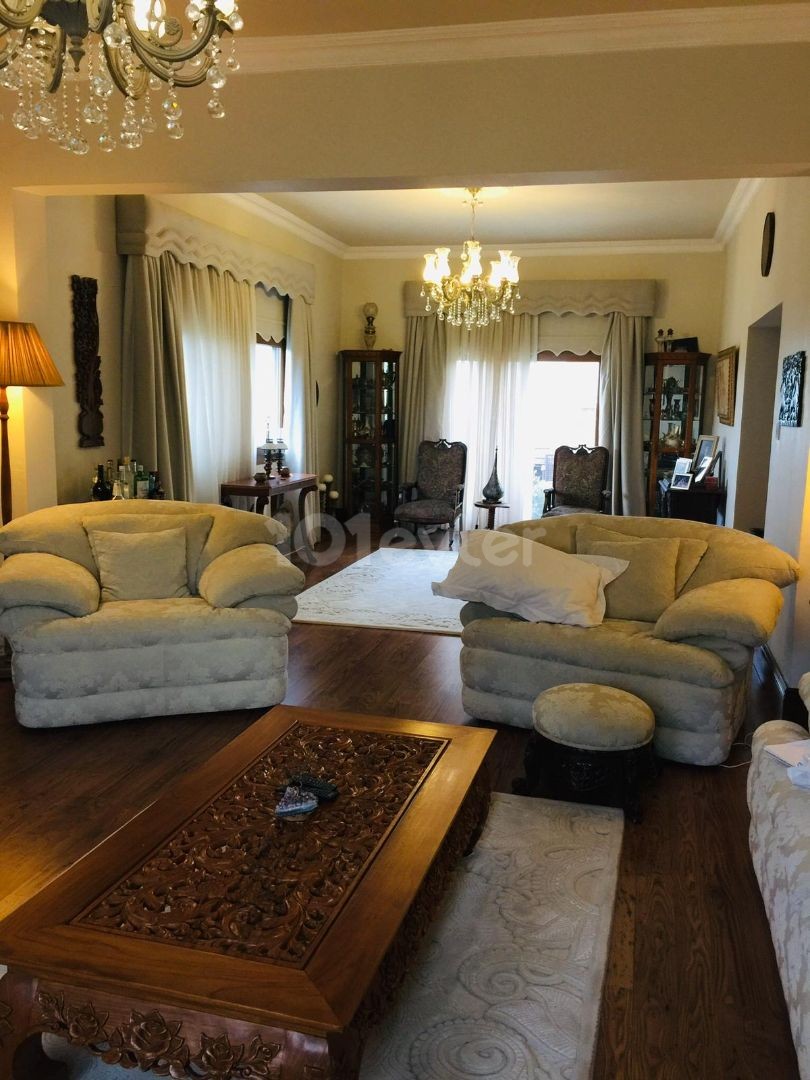 Yeniboğaziçi Deniz Kenarı 5+2 Satılık Villa