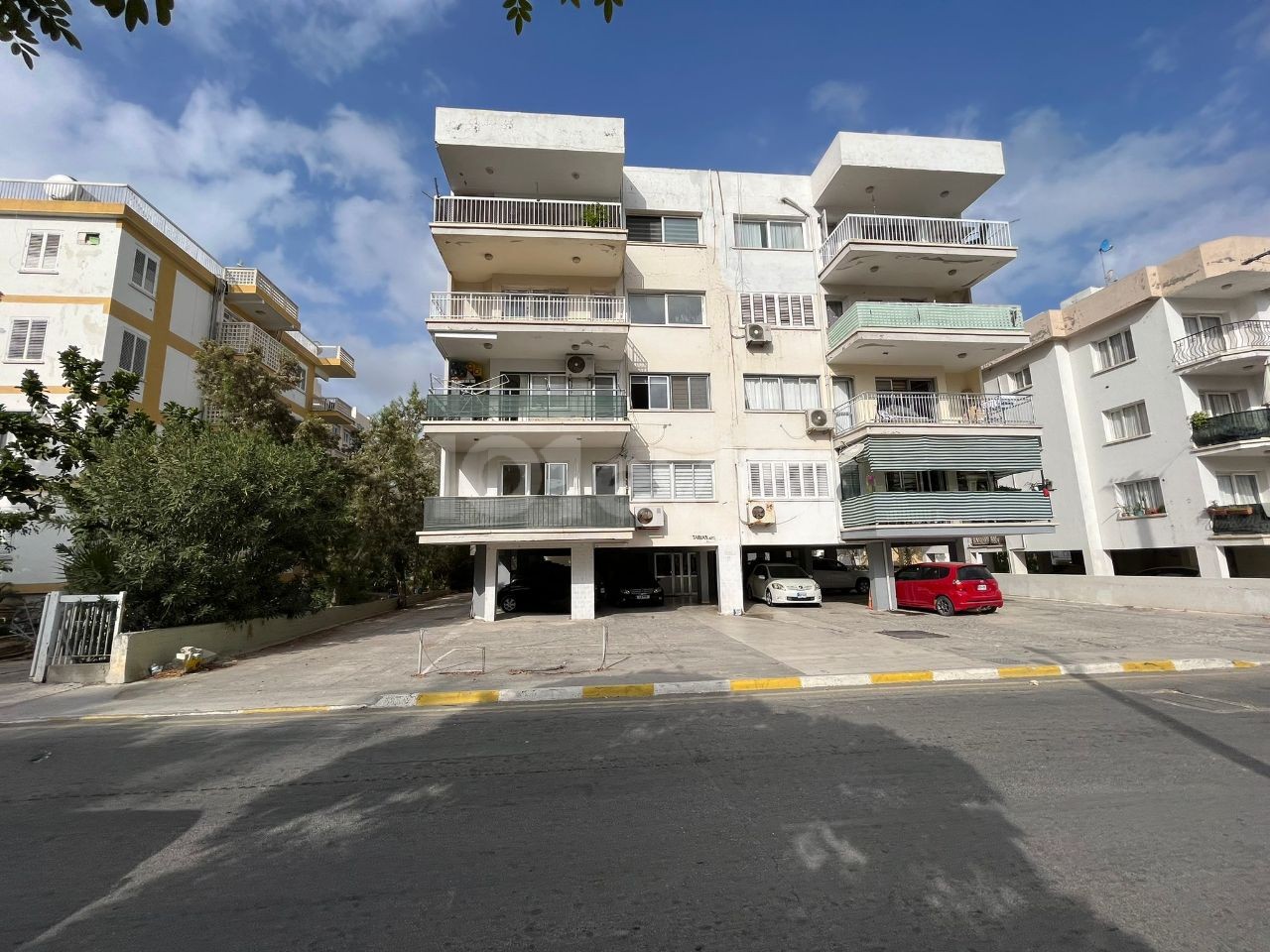 Geräumige 2 + 1 Wohnung zum Verkauf im Zentrum von Kyrenia ** 