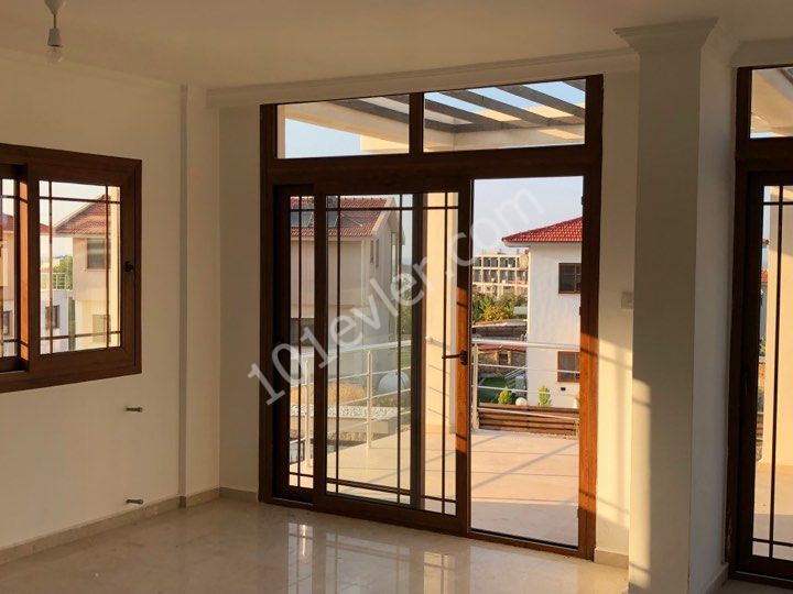 ÇATALKÖY DE 4+1  DENİZ MANZARALI KİRALIK  TRİPLEX VİLLA