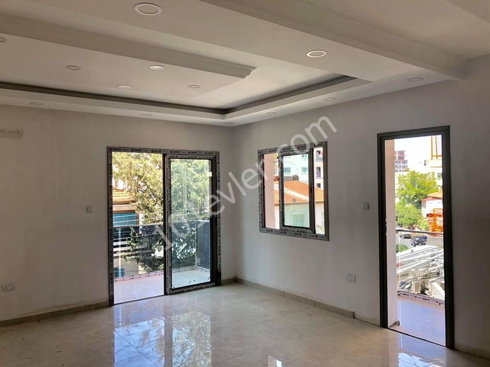 GİRNE MERKEZ DE 3+1 EŞYASIZ SATILIK 88.000 STG DAİRE