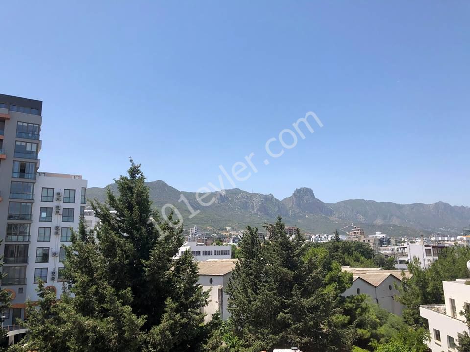 GİRNE MERKEZ DE 3+1 EŞYASIZ SATILIK 88.000 STG DAİRE