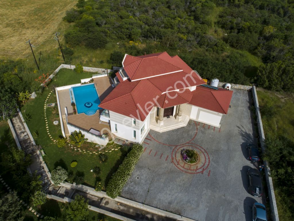 Villa For Sale in Yukarı Girne, Kyrenia