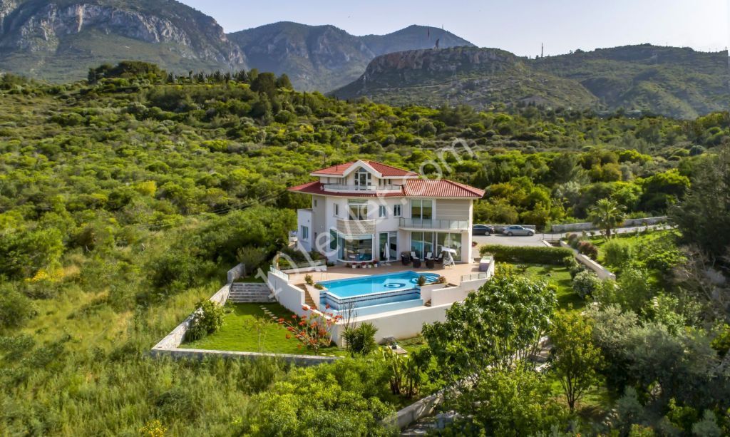 Villa For Sale in Yukarı Girne, Kyrenia