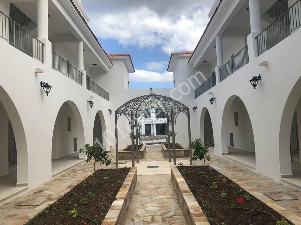 KIBRIS GİRNE ALSANCAK KIBRIS TOWN HOUSES DA 4KİRALIK 2+1  BAHÇE KATI