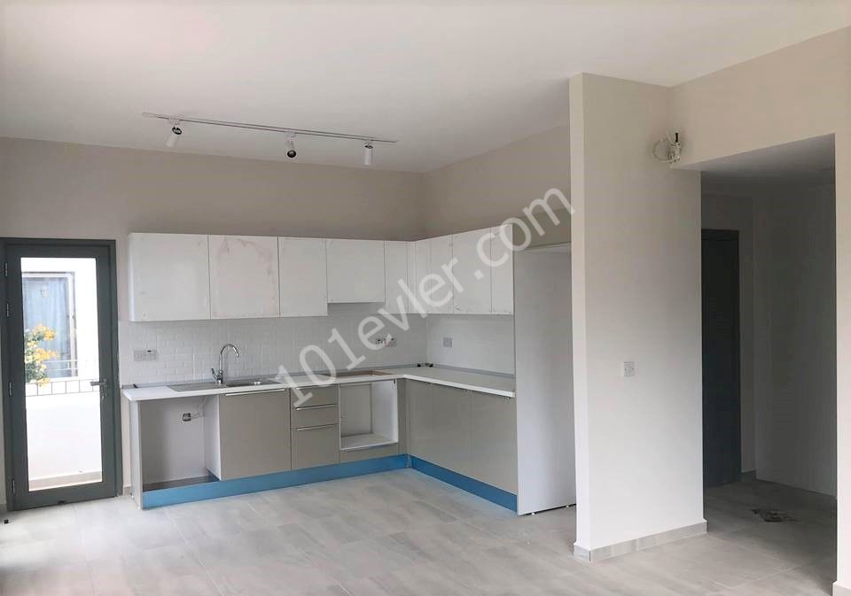 KIBRIS GİRNE ALSANCAK KIBRIS TOWN HOUSES DA 4KİRALIK 2+1  BAHÇE KATI