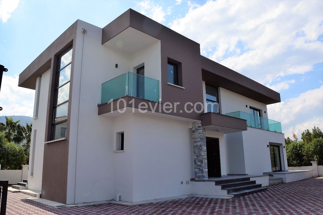 Girne Ozanköy'de Taşınmaya Hazır Lüks Modern Özel Yüzme Havuzlu Satılık 4+1 Villa