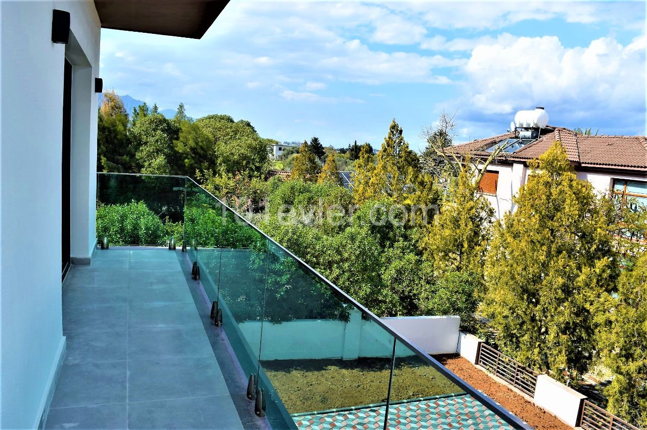 Girne Ozanköy'de Taşınmaya Hazır Lüks Modern Özel Yüzme Havuzlu Satılık 4+1 Villa