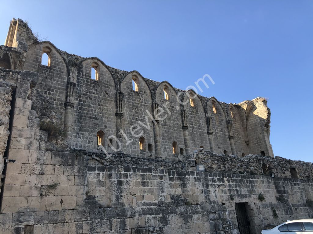 KIBRIS GİRNE BELLAPAİS TE  KİRALIK (AYLIK VEYA HAFTALIK) KLASİK KIBRIS EVİ