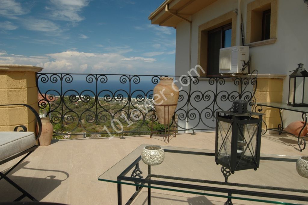 VILLA WITH SWIMMING POOL AND MOUNTAIN AND SEA VIEWS