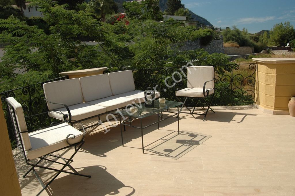 VILLA WITH SWIMMING POOL AND MOUNTAIN AND SEA VIEWS