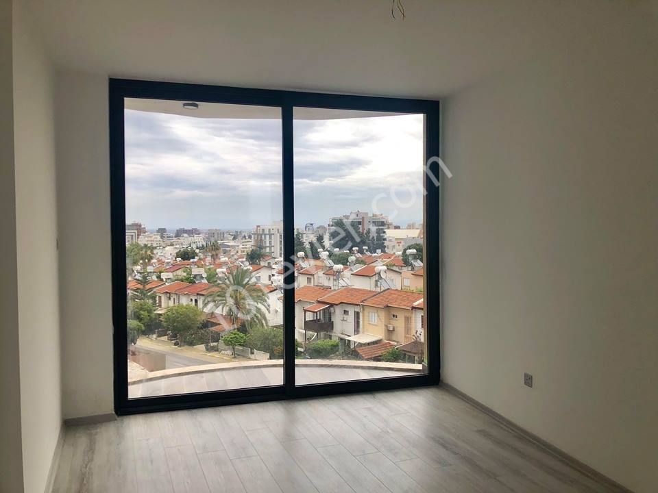 GİRNE MERKEZDE DENİZ MANZARALI  80 M2  REZİDANS DAİRE