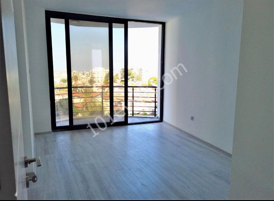 GİRNE MERKEZDE DENİZ MANZARALI  80 M2  REZİDANS DAİRE