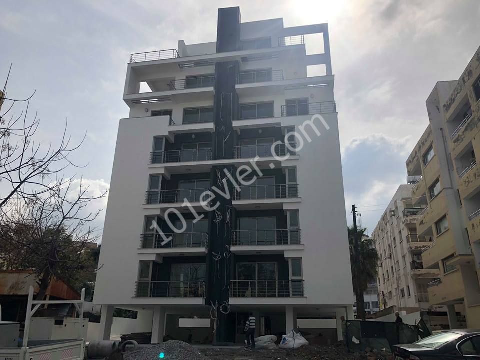 GİRNE MERKEZDE YENİ EŞYALI  220 M2 DENİZ MANZARALI DUBLEX  PENTHOUSE