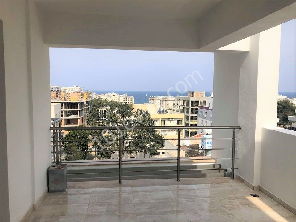 GİRNE MERKEZDE YENİ EŞYALI  220 M2 DENİZ MANZARALI DUBLEX  PENTHOUSE