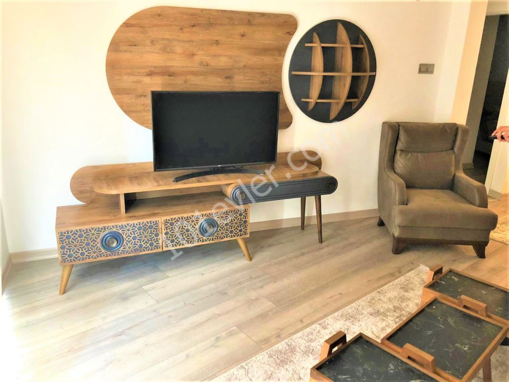 Kıbrıs Girne Merkezde Dağ Manzaralı Eşyalı Kiralık 2+1 Residence Daire