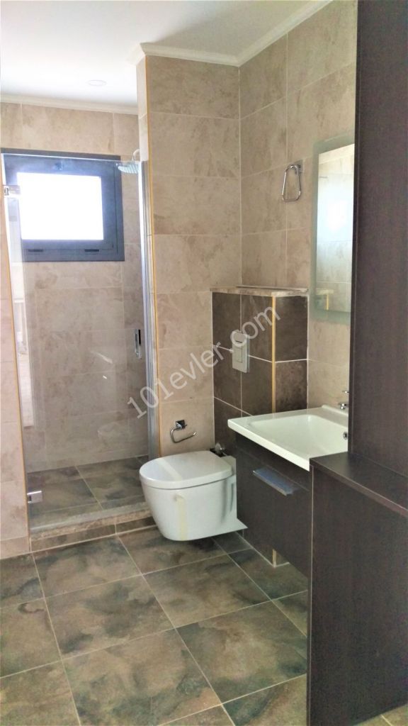 Kıbrıs Girne Merkezde Geniş Teraslı Eşyalı Kiralık 2+1 Residence Dairesi